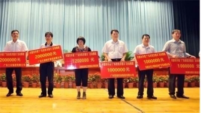 2011年6月，集團董事長梁林青在“廣東扶貧濟困日”活動中捐款100萬元。此項活動廣東堅基集團每年均有捐贈。